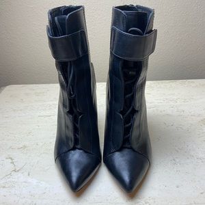 🏹Pour La Victoire Lace Up Heeled Booties 7.5 🖤